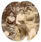 Ольга Васильевна и Елена Васильевна Суриковы с подругой на даче. 1901 г.