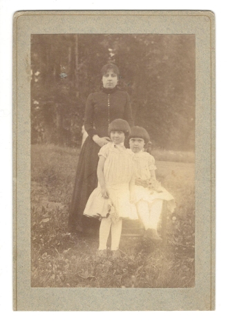Елизавета Августовна Сурикова с дочерями, Ольгой и Еленой. 1886 (?) г.